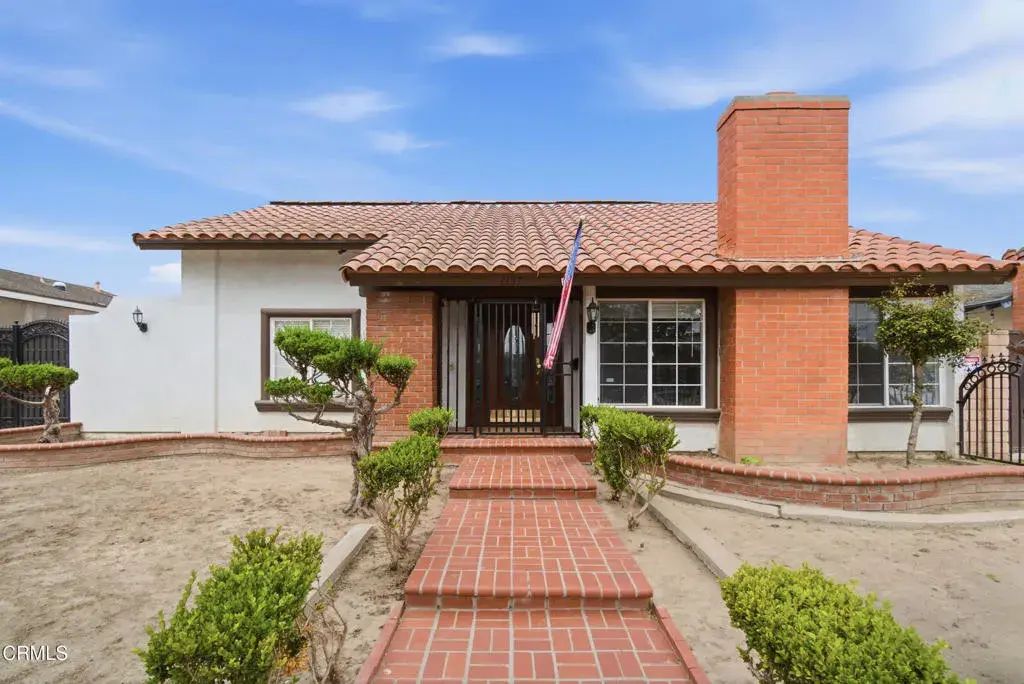 1131 Camelot Way, Oxnard
