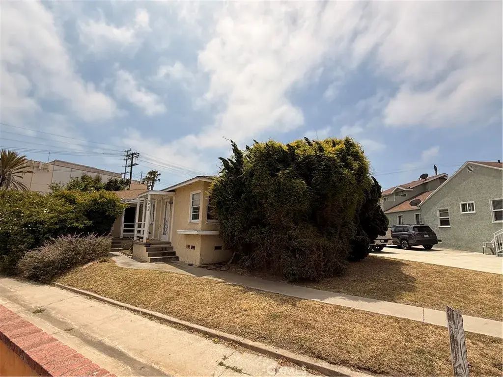 5900 W 85th, Los Angeles