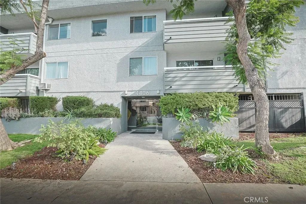 4406 Cahuenga Boulevard 109, Toluca Lake