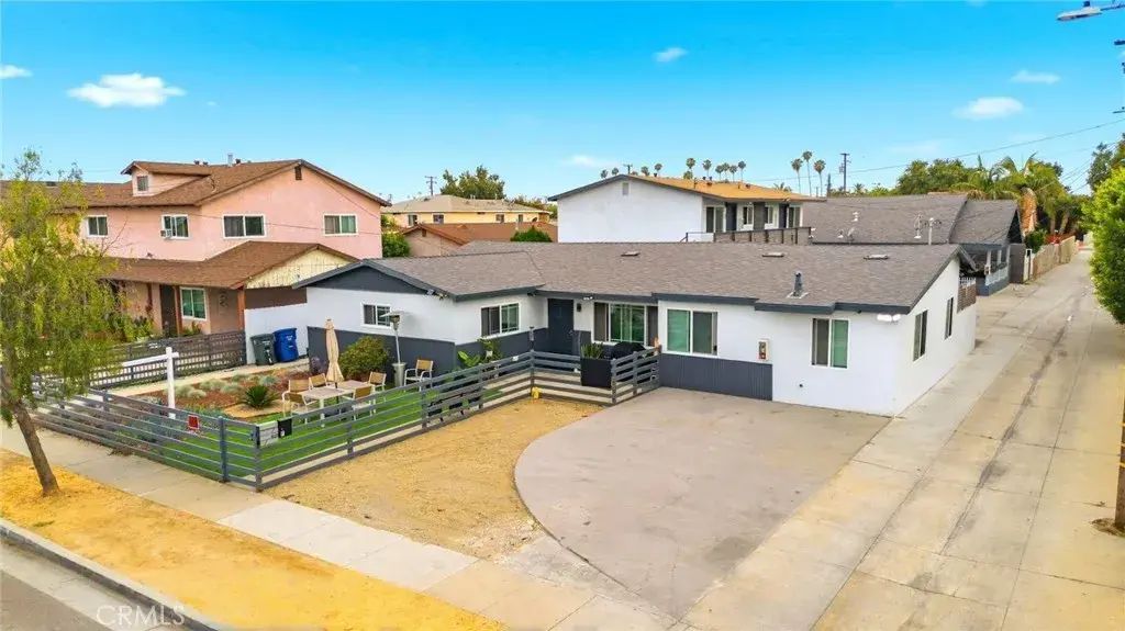 6221 Corona, Bell
