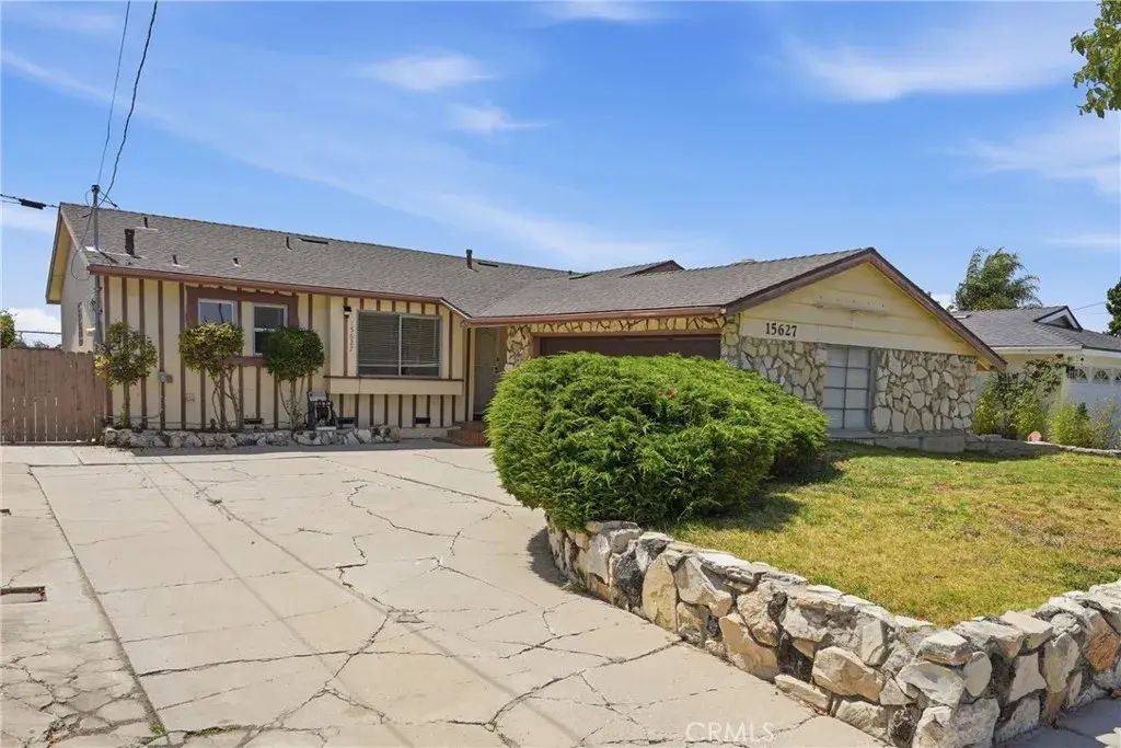 15627 E Prairie Avenue, Lawndale