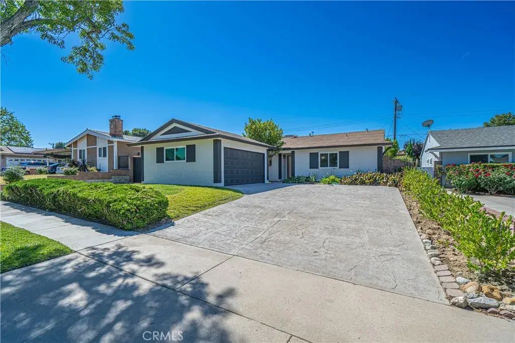22514 Los Tigres, Saugus