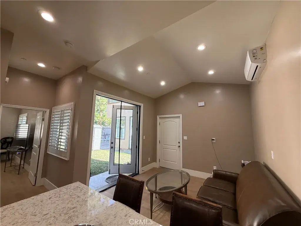 1 Capobella, Irvine