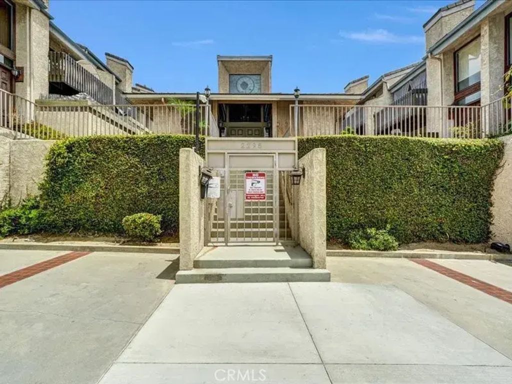 2298 Rose 302, Signal Hill