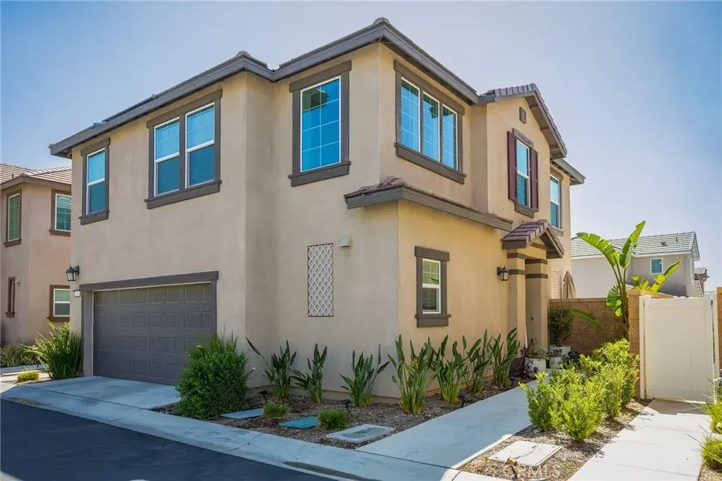2467 Gunner Ridge Way, Rialto