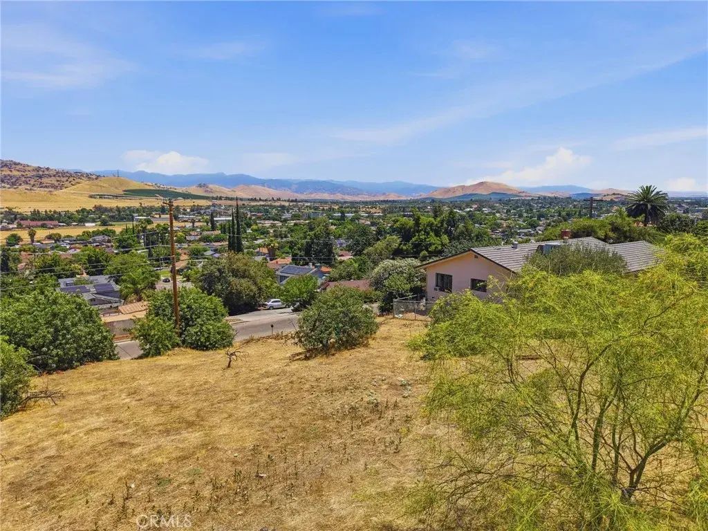 N Scenic, Porterville