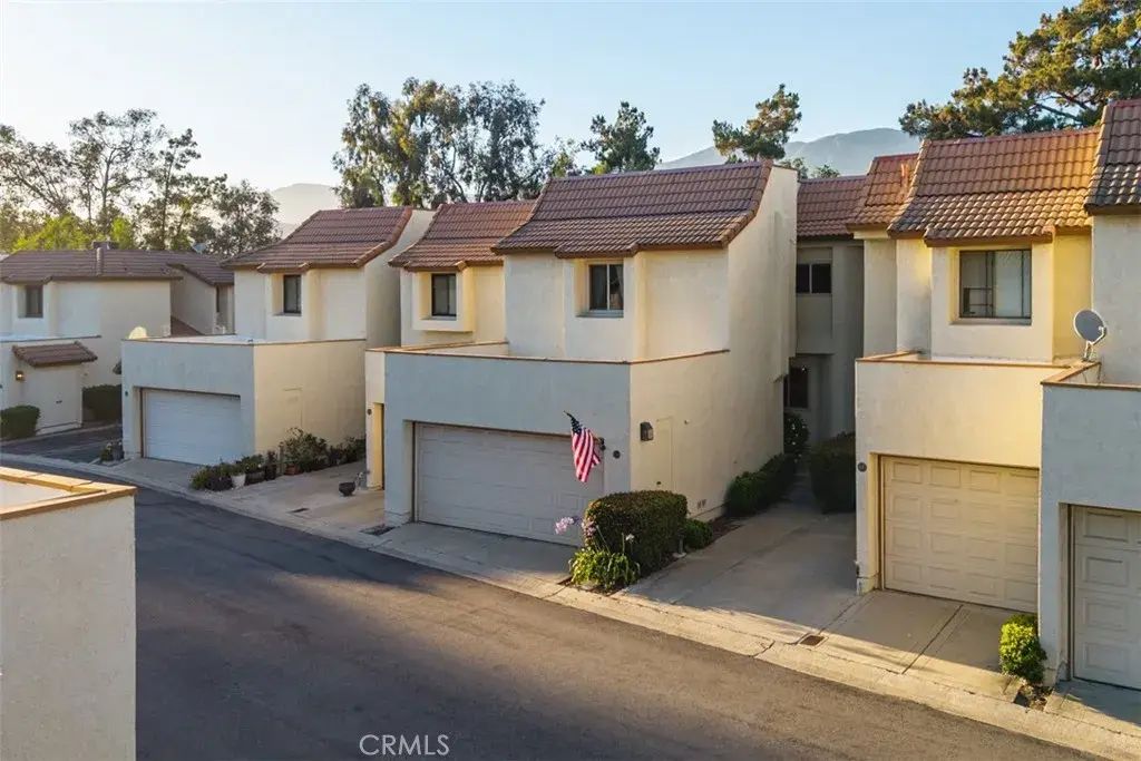 875 Endicott, Claremont