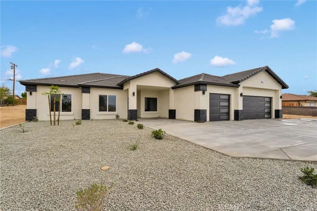 15561 Apple Valley Road, Apple Valley