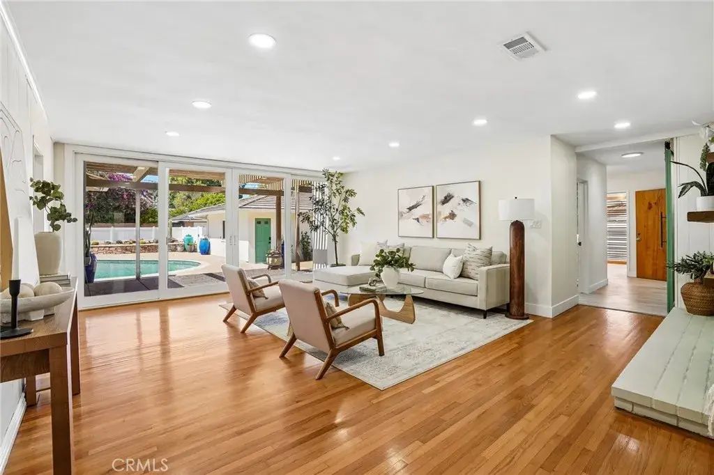 1041 E Burlinghall Drive, Long Beach