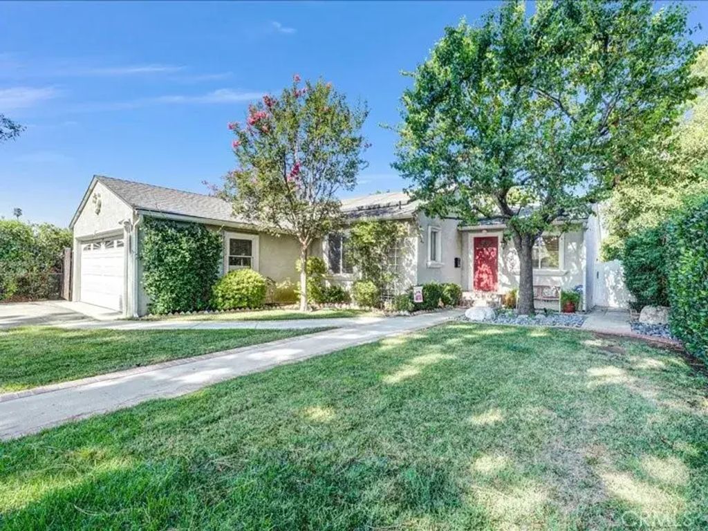 6923 Comanche Avenue, Winnetka