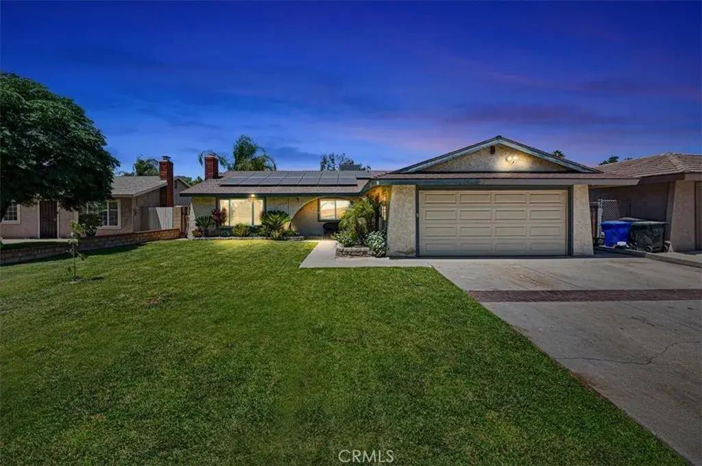 18054 Granada, Fontana