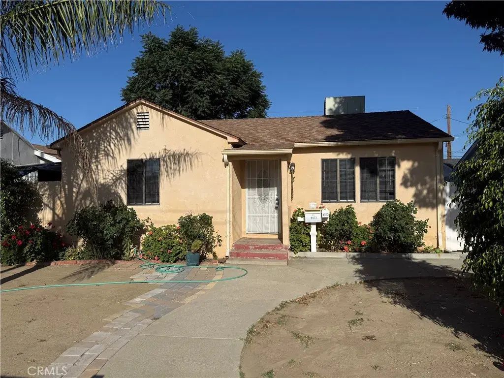 7051 Lindley, Reseda