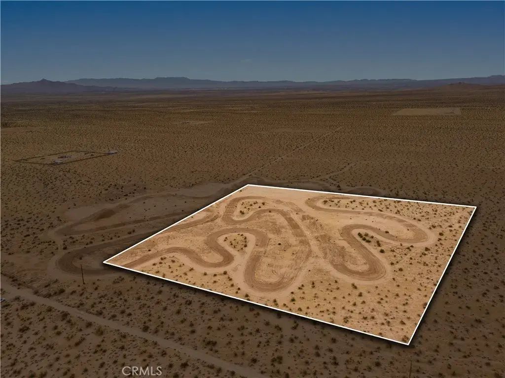 4625813 Drifting Sands, Adelanto