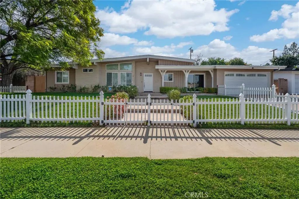 23000 Brenford, Woodland Hills