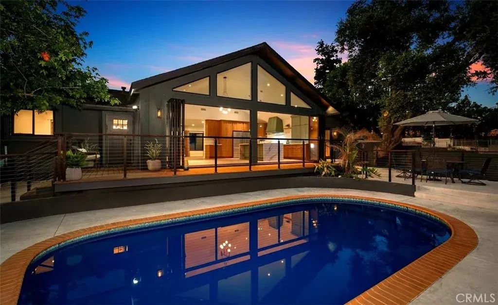 32 W Las Flores Drive, Altadena