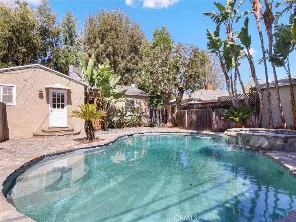 15460 Sylvan Street West, Van Nuys