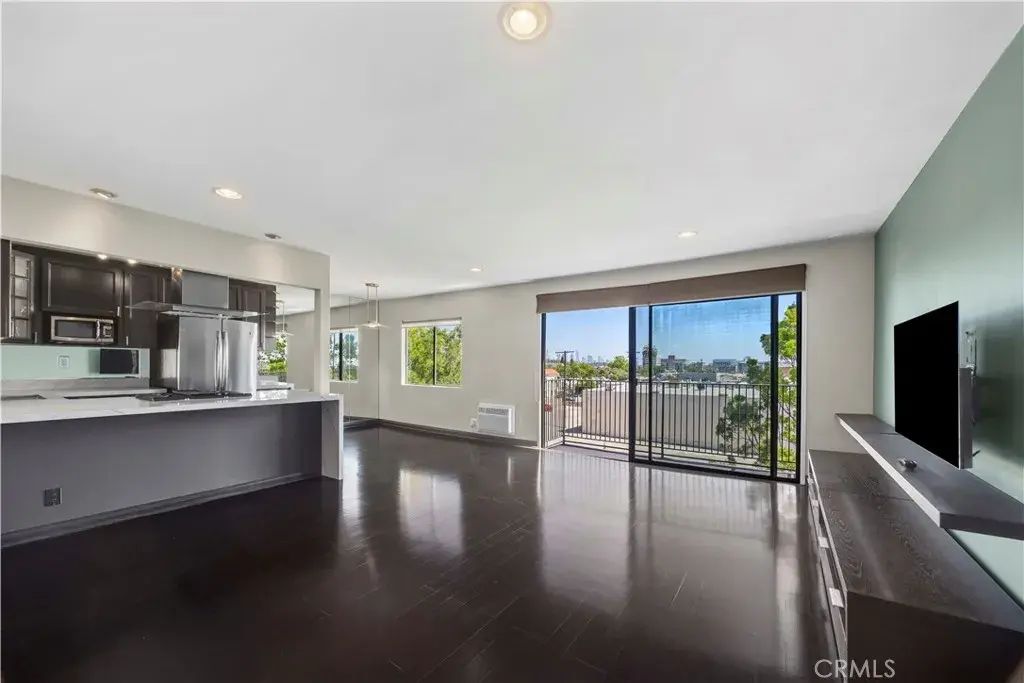 1930 N Vermont 302, Los Angeles