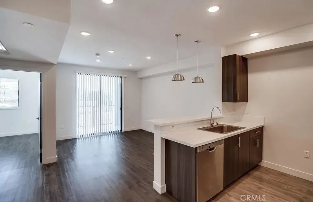 6015 Woodman Avenue 201, Van Nuys