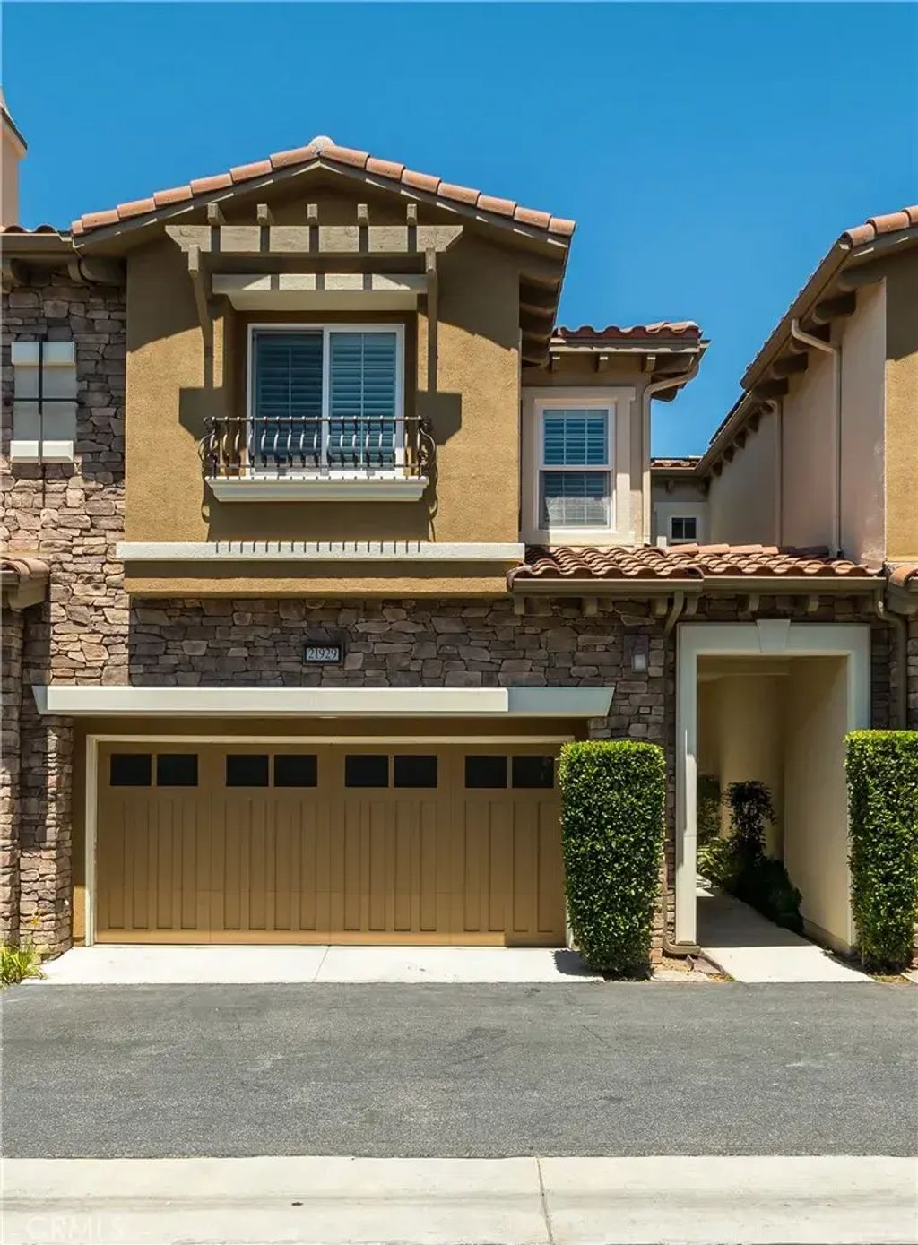 21929 Cortina, Chatsworth