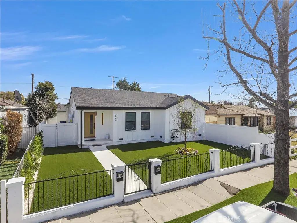 6900 Corbin Avenue, Reseda