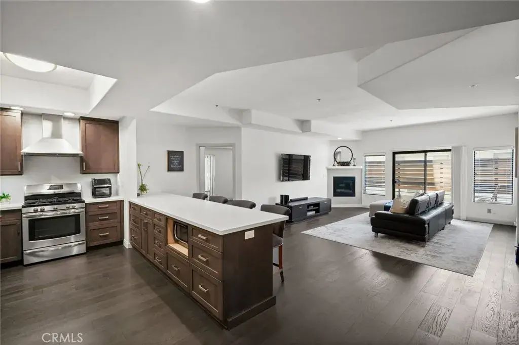 4477 Woodman Avenue 202, Sherman Oaks