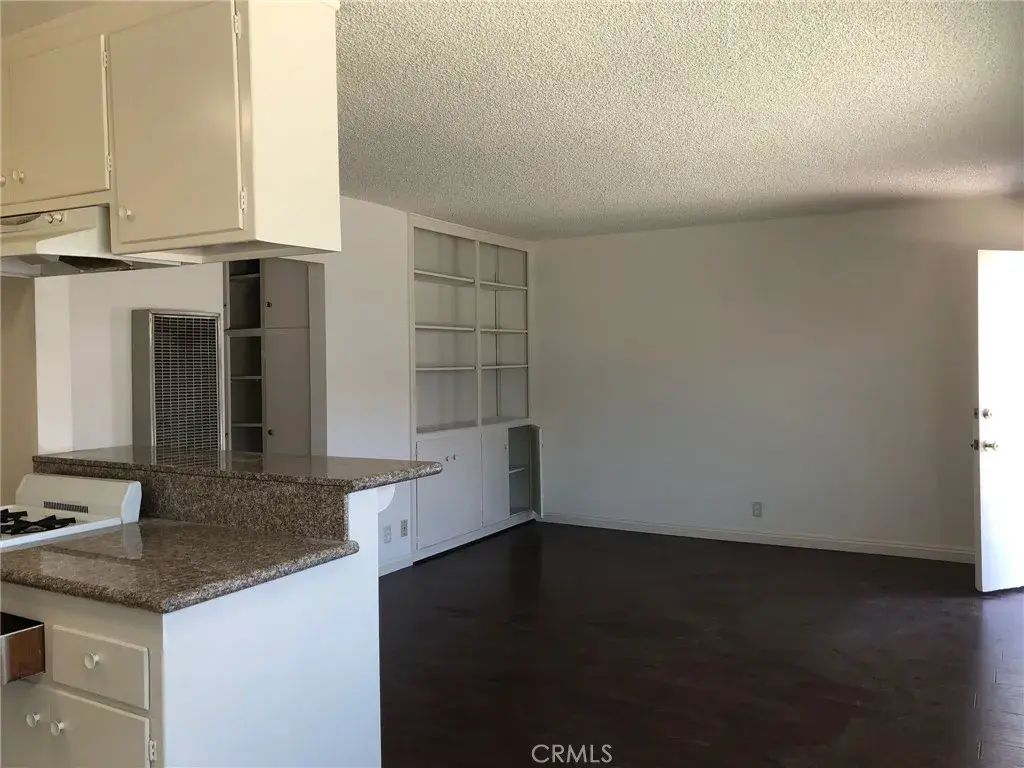 2302 Larch 6, Alhambra