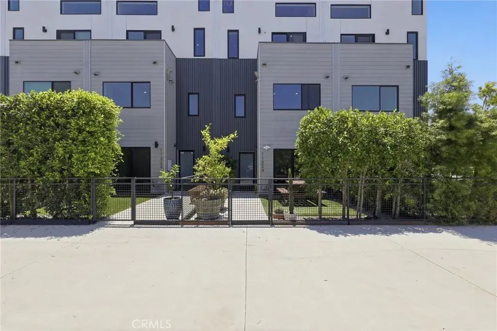 11324 Victory Boulevard, North Hollywood