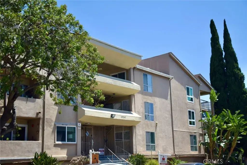 10757 Hortense 304, Toluca Lake