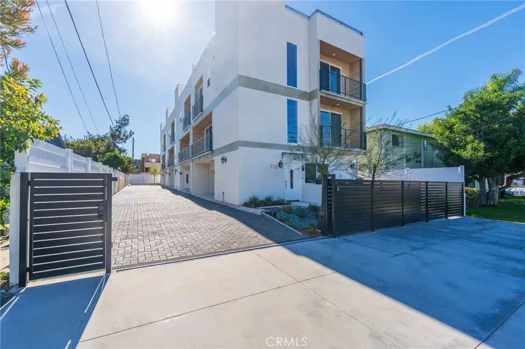 714 N Chestnut Avenue, Los Angeles