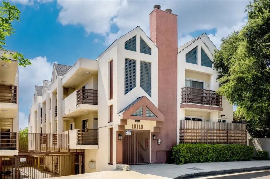 10119 Pinewood Avenue 207, Tujunga