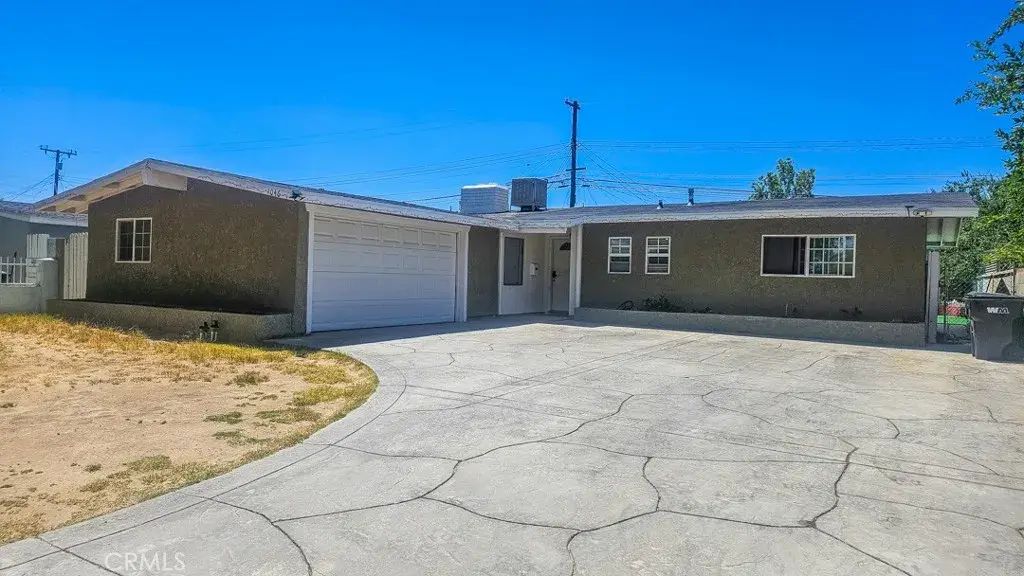 1046 W Holguin, Lancaster