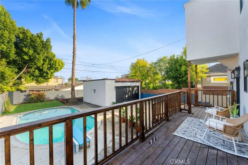 5334 Hillcrest Drive, Los Angeles