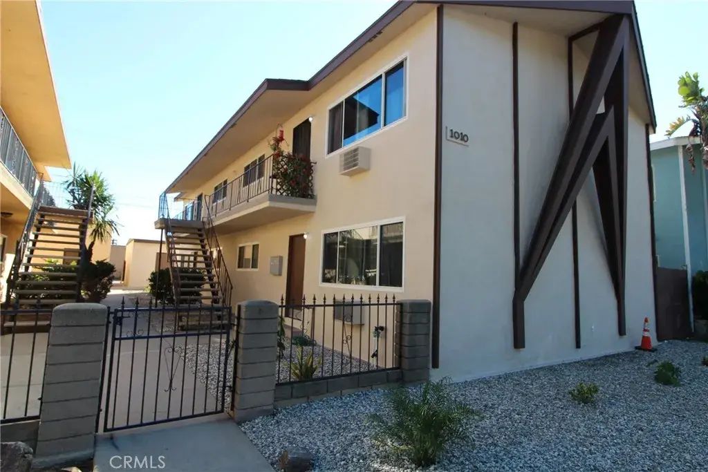 1010 E 32nd, Signal Hill
