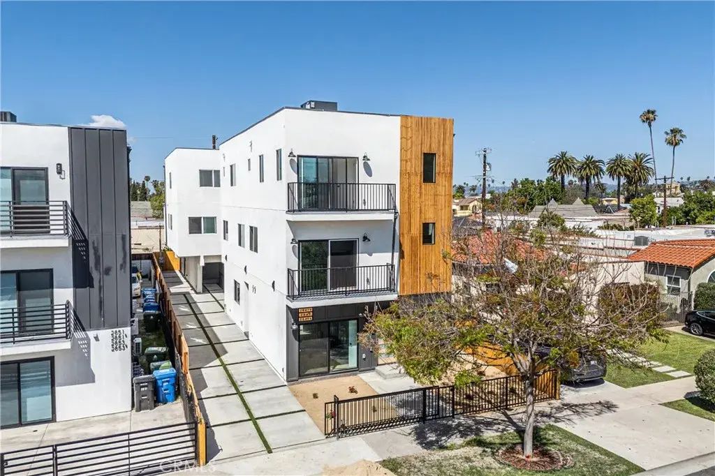 2847 S Victoria, Los Angeles