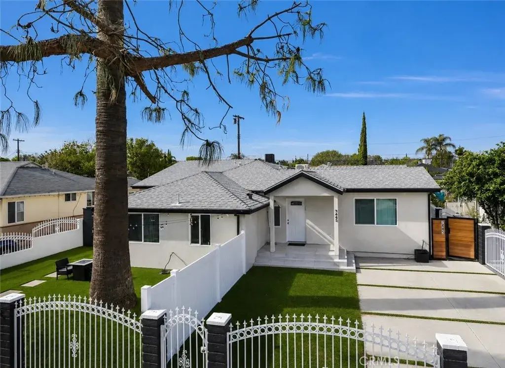 7445 Oakdale Avenue, Winnetka
