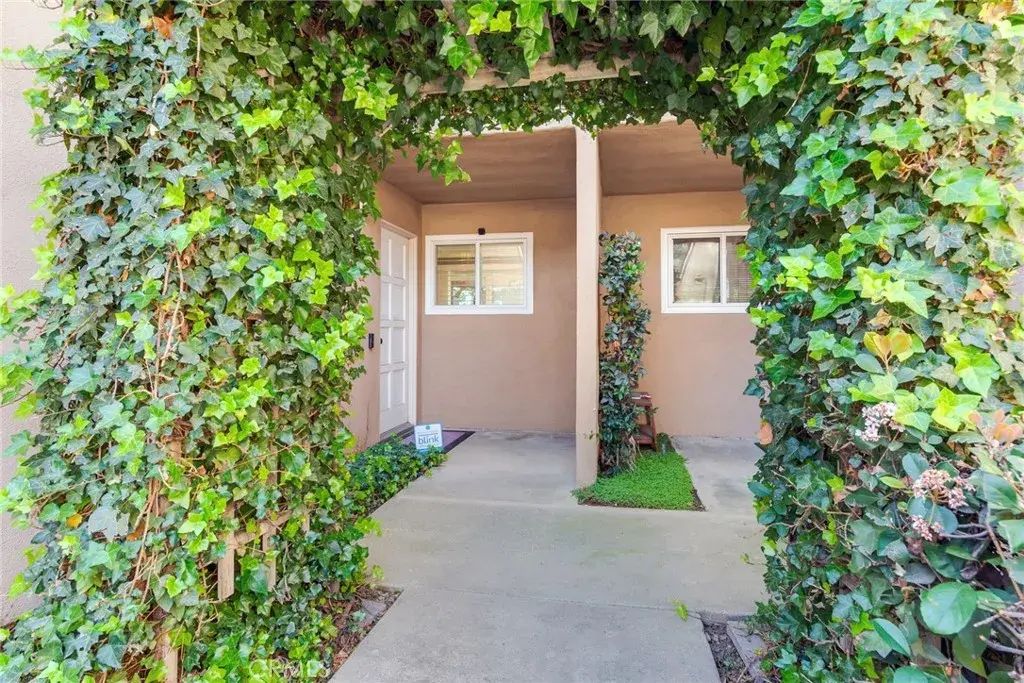 1182 Mountain Gate, Upland
