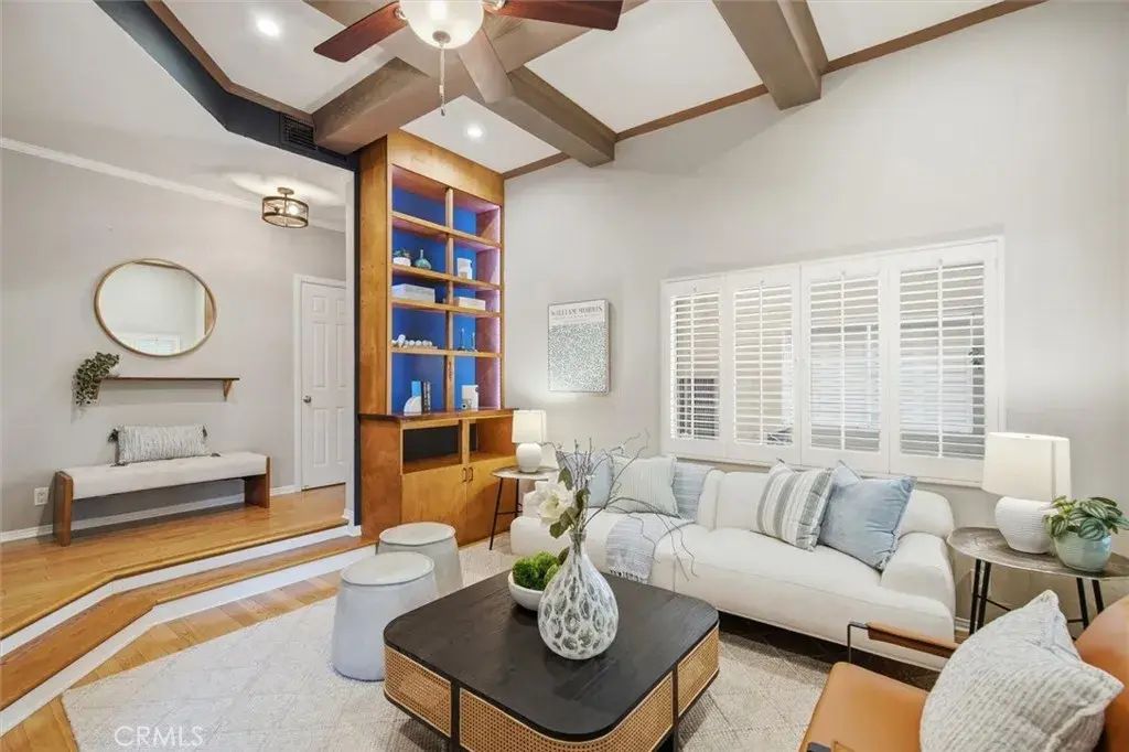 18730 Hatteras 47, Tarzana