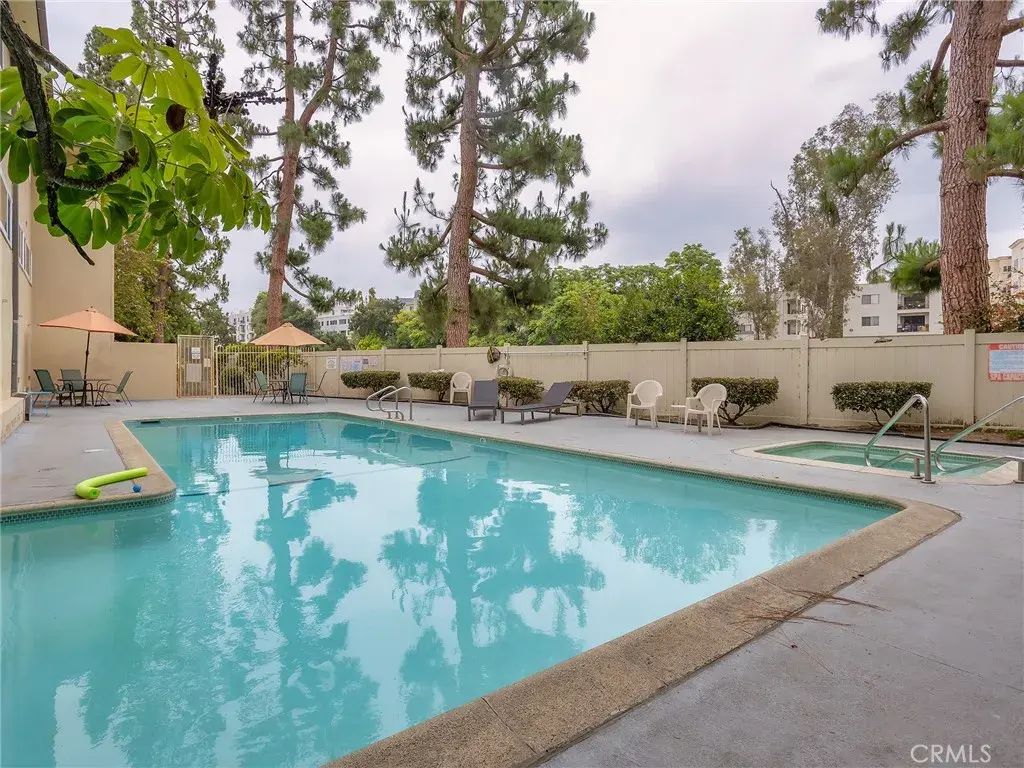 11138 Aqua Vista Street 18, Studio City