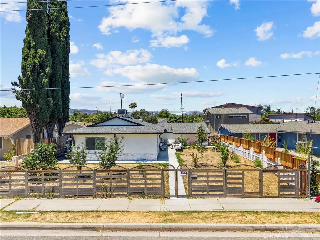 23817 Victory Boulevard, West Hills