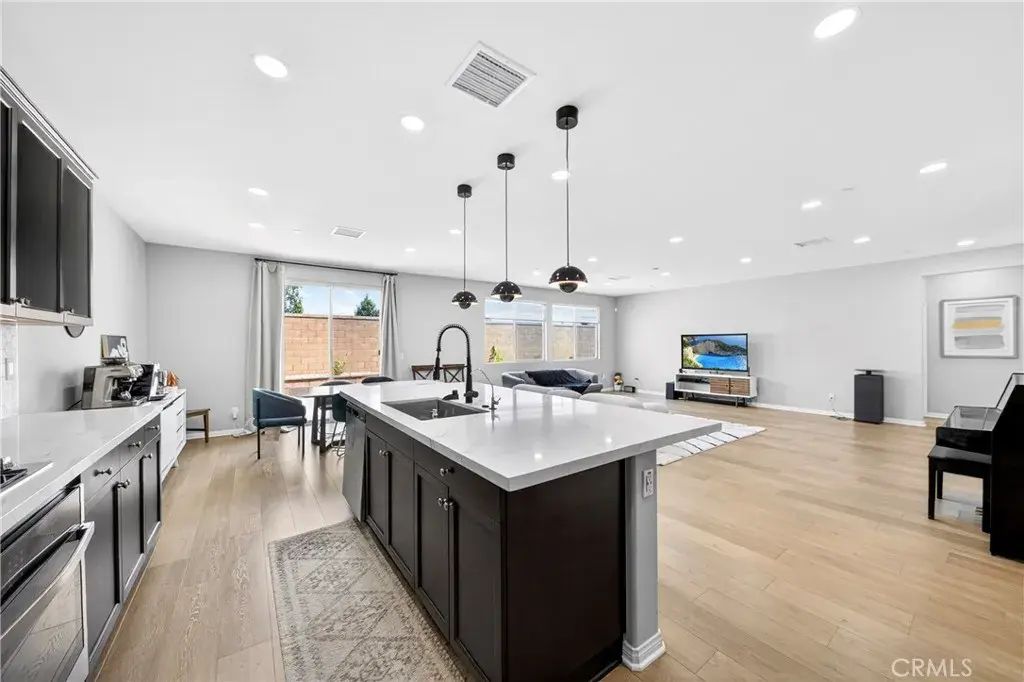 9521 Venetian, Jurupa Valley