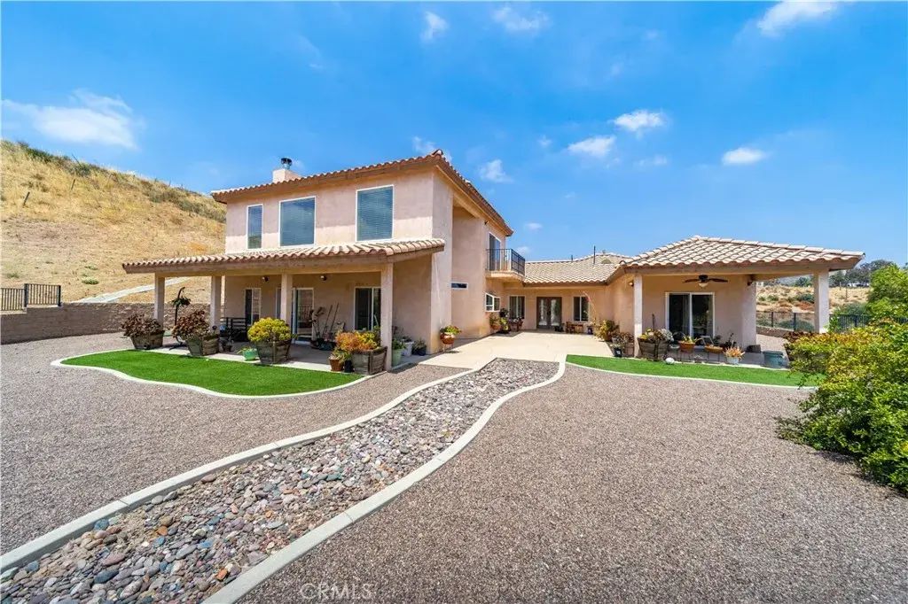 13675 Davenport, Agua Dulce