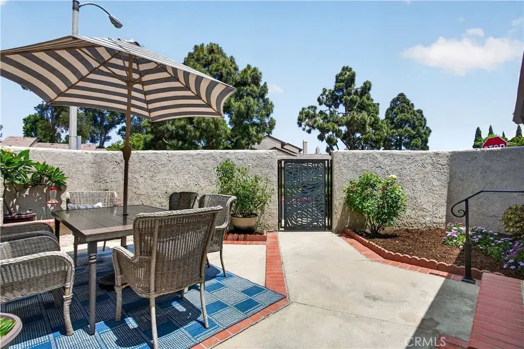 8488 Oakstone Circle, Huntington Beach
