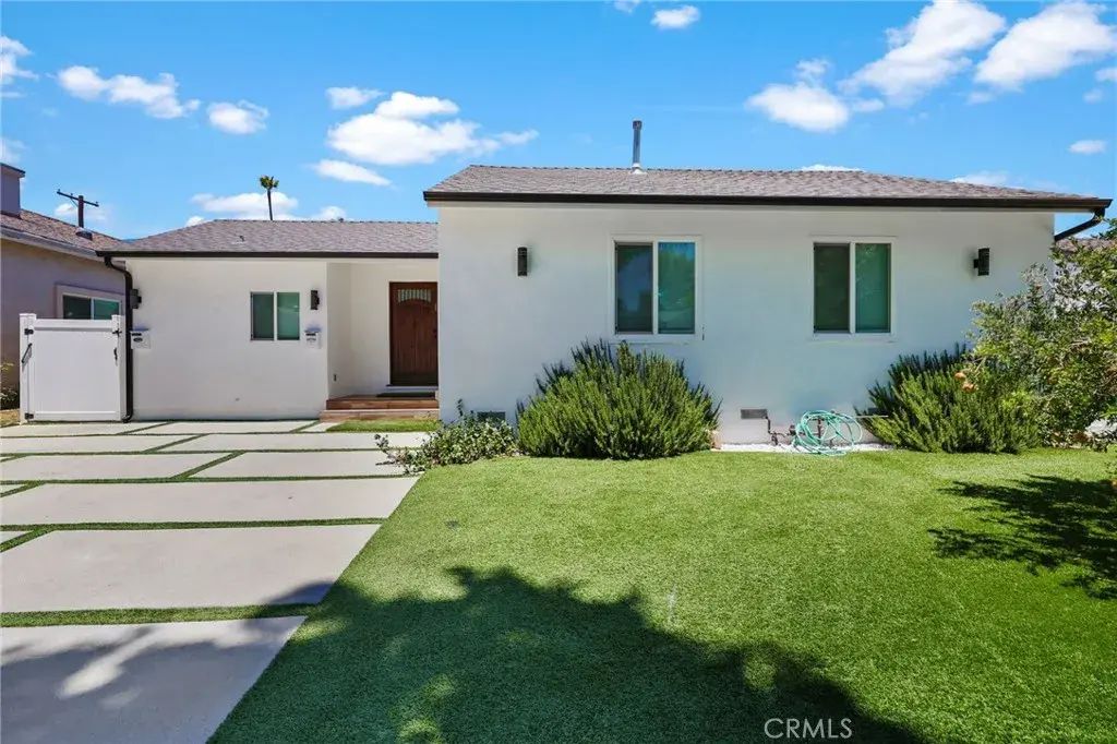 18015 Collins, Encino