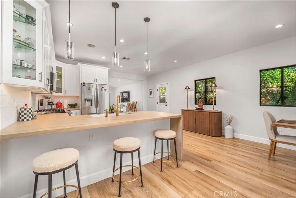 21327 Providencia, Woodland Hills