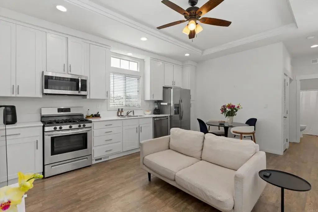 1045 E Vista Way 14, Vista