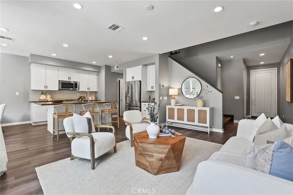 71 Prominence, Lake Forest