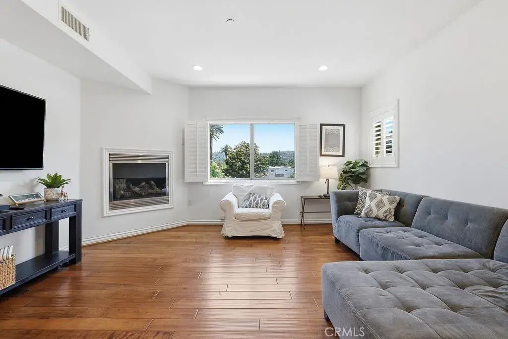 11504 Moorpark Street 203, Studio City