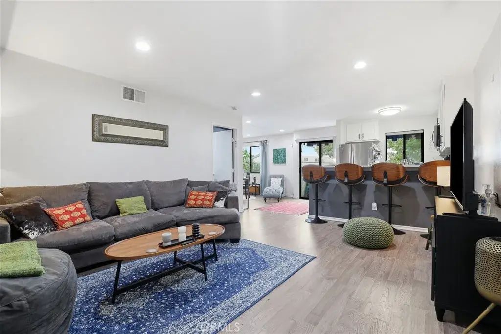 18530 Hatteras Street 337, Tarzana