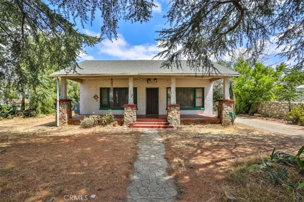 2143 Mentone Boulevard, Mentone