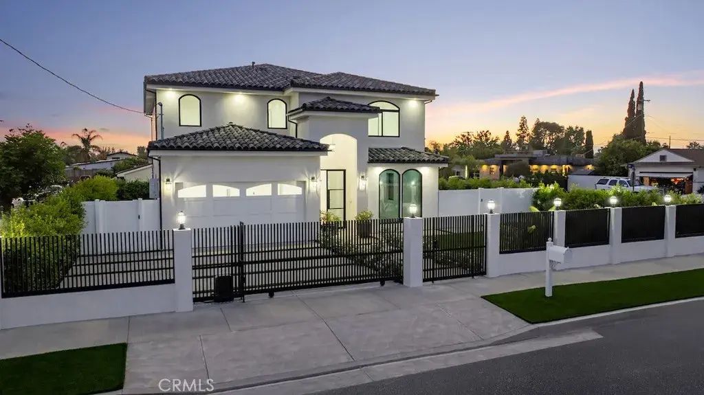 8065 Lloyd Avenue, North Hollywood